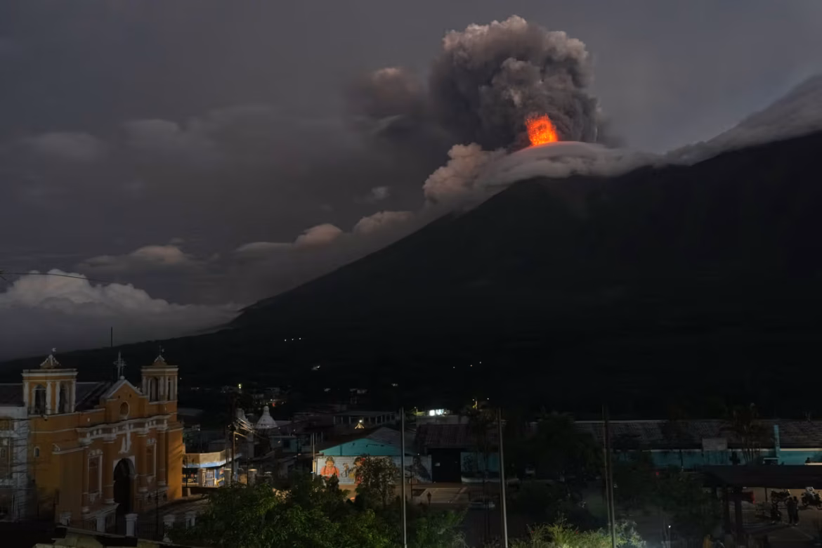 El Volcán de Fuego en Guatemala entra en fase eruptiva y pone bajo alerta máxima a miles de pobladores